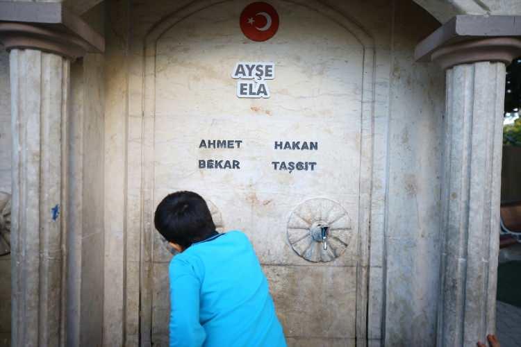 <p>Şehit Öğretmenler İlkokulu'ndaki öğrenciler teneffüs zilinin çalmasıyla okul bahçesinde Ayşe ve Ayşen öğretmenlerin isimlerinin yer aldığı "Şehit Öğretmenler Çeşmesi"ne koşarak su içiyor, ellerini ve yüzlerini yıkıyor.</p>