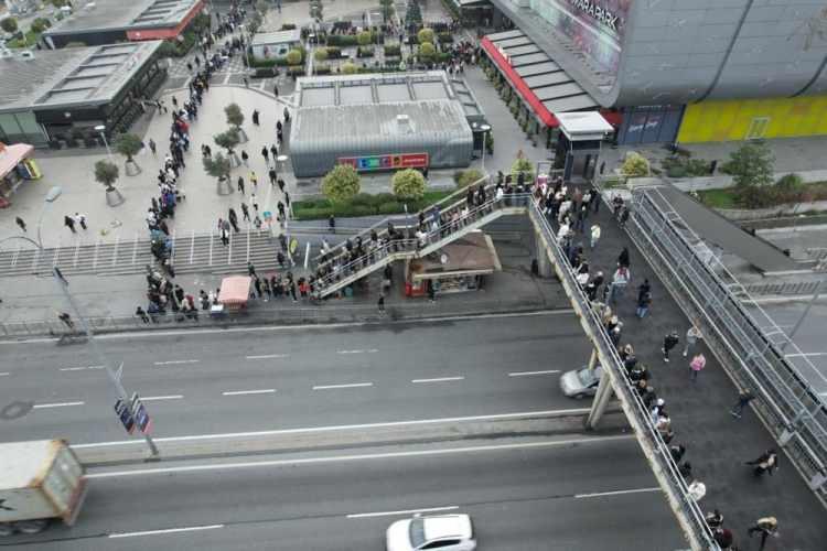 <p>Dünya genelinde her yıl kasım ayında düzenlenen efsane cuma indirimlerinden yararlanmak isteyenler, İstanbul’daki alışveriş merkezleri önünde yoğunluk oluşturdu.</p>

<p> </p>
