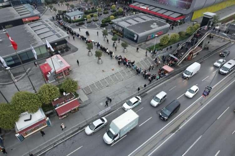 <p><strong>ESENYURT’TAKİ KUYRUK METROBÜS KÖPRÜSÜNE TAŞTI</strong></p>

<p>İndirimlerden yararlanmak isteyenler Esenyurt’ta bir alışveriş merkezinin önünde sabah erken saatlerden itibaren sıraya girdi.</p>

