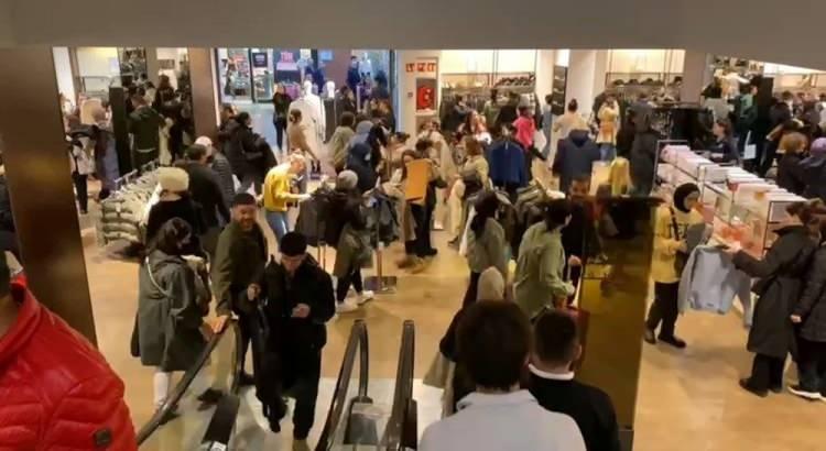 <p>Alışveriş merkezi açılış saatine kadar sıraya giren vatandaşların kuyruğu metrobüs üst geçidine ulaştı.</p>