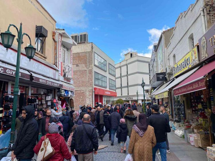 <p>İçeri girenler indirim olan mağazalarda ürün alabilmek için birbiri ile yarıştı.</p>
<p> </p>