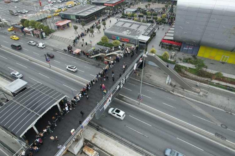 <p>Kuyruktakiler alışveriş merkezine saat 10.00’dan itibaren alınmaya başlandı.</p>