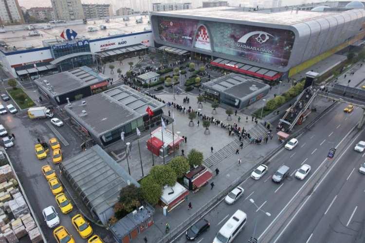 <p><strong>İNDİRİMLİ ÜRÜNLERİ KAPIŞTILAR</strong></p>
<p>Bayrampaşa’daki bir AVM’de ise indirimli ürünü kapma yarışı yaşandı.</p>
<p>Alışveriş merkezine gelenler kapı açılmasını sıraya girerek bekledi.</p>
<p> </p>
