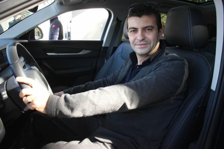 <p>“Tam bir aile arabası”<br />
Yerli otomobil Togg'un tasarımının yanı sıra genişliğiyle de tam bir aile arabası olduğunu ifade eden vatandaşlardan Hüseyin Bayzit, “İlk önce fiyat olarak da çok uygun buldum. Fakat şu an sipariş verilemiyormuş yoğunluk sebebiyle. 2024 yılında tekrar açılacakmış. Mevcut arabamı satıp böyle bir araç almak isterim. Çok konforlu. Bagajı geniş. Tam bir aile arabası. İnşallah daha da iyiye gider. Şu an çok yakından inceleme fırsatı buldum. Özellikle konsolu ve içindeki teknolojik aksamları görünce insanı mutlu ediyor. İnşallah daha da iyilerini yaparız. Türk malı olması gurur verici” dedi.</p>
