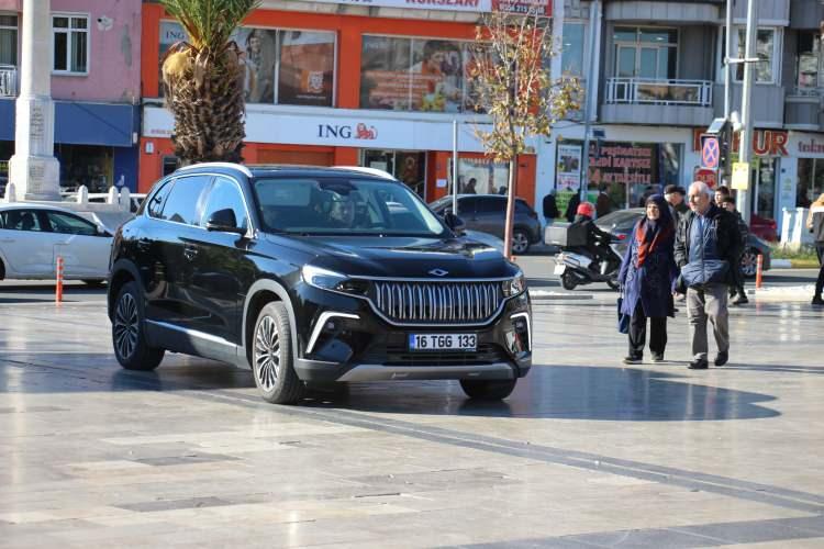 <p>“Uluslararası bir değer kazanır”<br />
Devrim arabalarından sonra Togg’un olumlu yönde yükselişinin gurur verici olduğunu belirten Eylül Erol ise, “Bence çok gurur verici. Önceden böyle bir deneyim olmuştu. Türkiye’de Devrim otomobilleri aynı girişkenliği göstermişti ama sonu hüsran olmuştu. Bunun olumlu yönde yükselişe geçmesi bence gurur verici bir şey. Umarım hep böyle devam eder. Uluslararası bir değer kazanır diye düşünüyorum. Güzel bir proje bence. Araç tasarım olarak da güzel, kendini gösteriyor yani” dedi.<br />
 </p>
