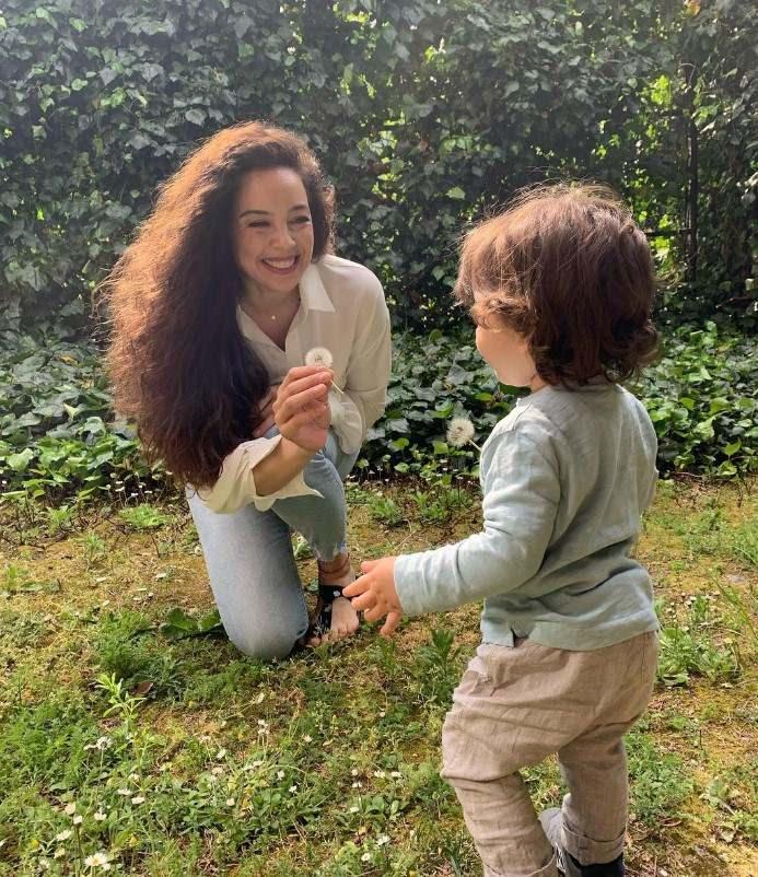 <p>Dünya güzeli, ikinci bebeğini, aksi bir durum çıkmadıkça doğal yoldan doğurmak istiyor. Ayrıca doğum sonrası bakım için dadı ya da herhangi bir yardımcıya da sıcak bakmadığını söyledi. Akın, bebeğin en çok annesine ihtiyacı olduğunu düşünüyor.</p>