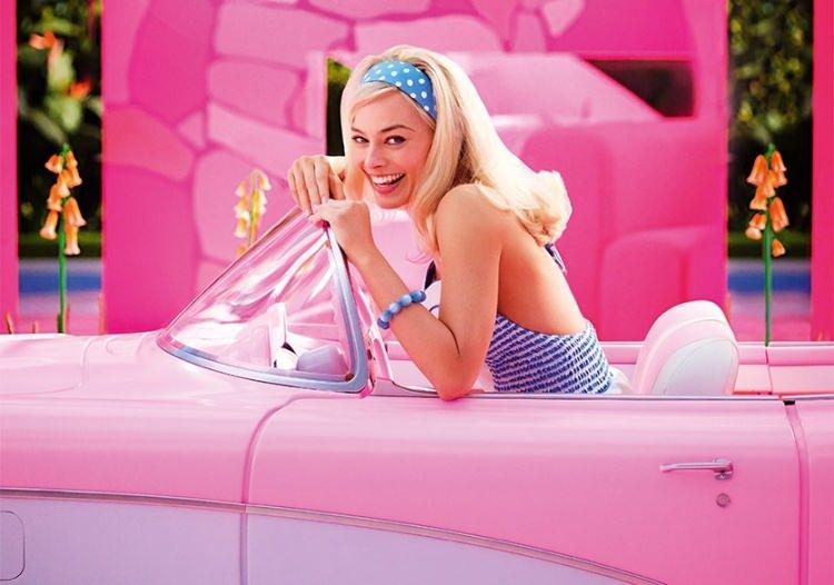 <p>Barbie filmi çekimleri sırasında ve vizyona girdiği tarihten itibaren kırdığı gişe rekoru kırarak herkesin dikkatini çekmişti. </p>
