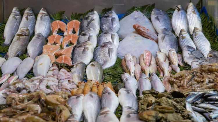 <p><strong>Tam da mevsimi olan balığı tüketirken pazar tezgahlarında uzun süre bekletilen balıklara karşı uzmanlar uyarıda bulunuyor.</strong></p>
