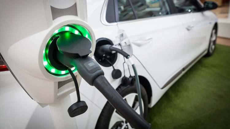 <p>Türkiye'de yaklaşık her 5 elektrikli araca bir şarj noktası düşerken, araç başına düşen şarj noktası açısından Türkiye, AB ülkeleri genelinde ilk sıralarda yer alıyor.</p>