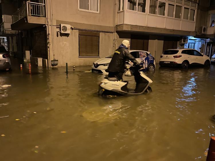 <p>İtfaiye ekipleri, vatandaşları araçlarını çekmeleri yönünde uyardı.</p>