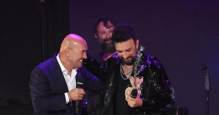 <p><span style="color:#8B4513"><em><strong>İzmir Büyükşehir Belediyesi, 9 Eylül 2022’de Tarkan’la anlaştı. Megastar’a 3 milyon 540 bin lira verildi. Yıkılan sahneye 17 milyon lira, onarımı için de 8.5 milyon lira ödendiği ortaya çıktı.</strong></em></span></p>
<p> </p>