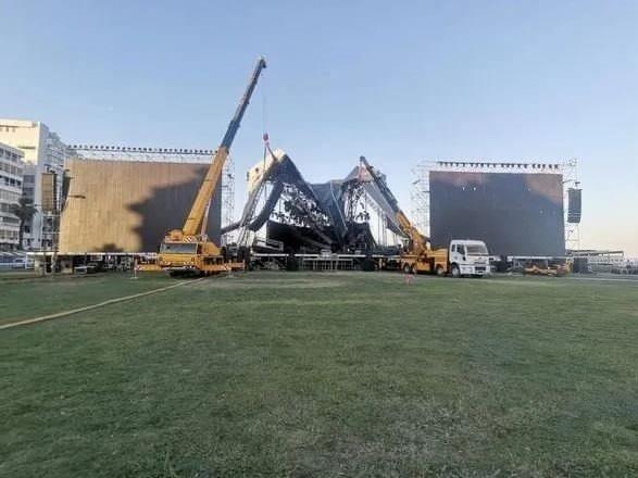 <p>Konsere saatler kala rüzgarın etkisi ile Cumhuriyet Meydanı yakınlarındaki platform çöktü. Zamanla yarışan ekipler Gündoğdu Meydanı'na ikinci bir sahne kurdu.</p>