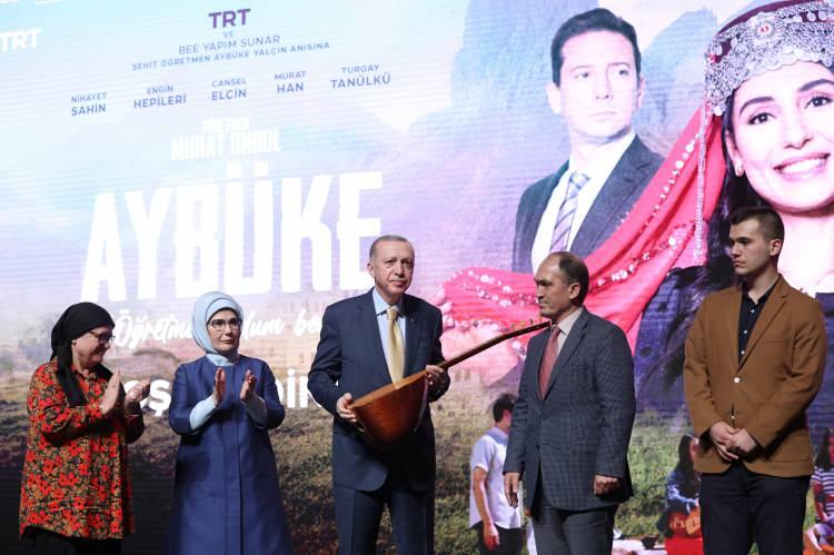 <p><span style="color:rgb(67, 67, 67)">24 Kasım Öğretmenler Günü'nde yarın sinemaseverlerle buluşacak "Aybüke; Öğretmen Oldum Ben!" filminin galası, Beştepe Millet Kongre ve Kültür Merkezi'nde yapıldı.</span></p>
