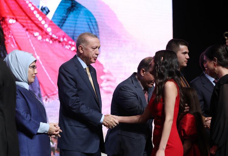 <p><span style="color:rgb(67, 67, 67)">TRT Genel Müdürü Mehmet Zahid Sobacı da Emine Erdoğan'a Aybüke Yalçın'ın simge fotoğrafında kullandığı sembolik kırmızı yazmayı ve minyatür bağlamayı takdim etti.</span></p>