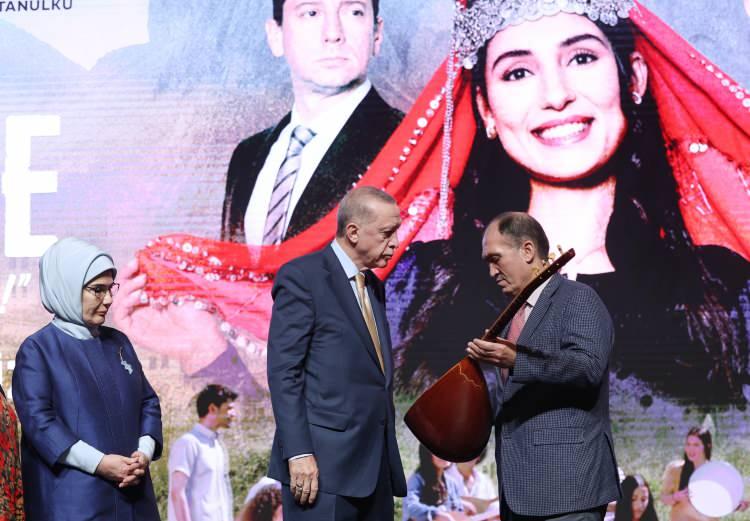 <p><span style="color:rgb(67, 67, 67)">Filmin bitiminde eşi Emine Erdoğan ile sahneye çıkan Cumhurbaşkanı Erdoğan'a, şehit öğretmenin ailesi tarafından Aybüke Yalçın'ın kullandığı bağlama hediye edildi. Erdoğan, Yalçın'ın babasından bağlamayı öperek aldı.</span></p>