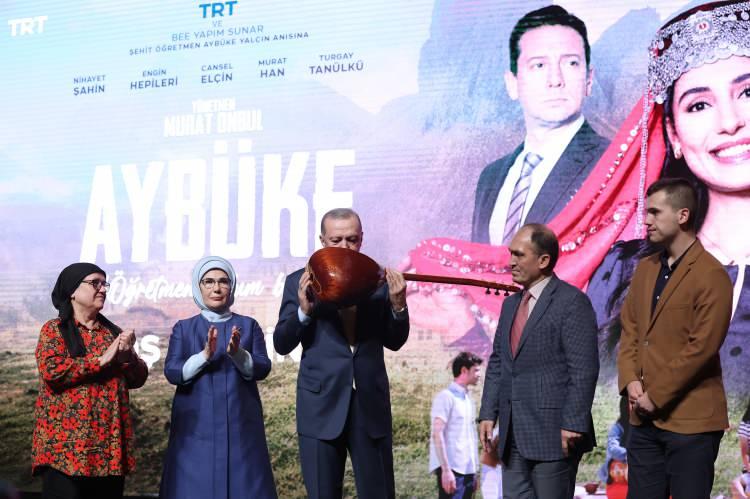 <p><span style="color:rgb(67, 67, 67)">Cumhurbaşkanı Erdoğan, filmi, eşi Emine Erdoğan, şehit öğretmen Aybüke Yalçın'ın annesi Zehra, babası Sadık, kardeşi Aybars Yalçın ve filmin oyuncularıyla birlikte izledi.</span></p>
