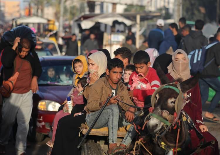 <p>Hamas ve İsrail arasındaki mutabakatla Gazze’ye saldırıları 4 günlüğüne durduracak, esir takası ve insani yardıma imkan sağlayacak insani ara başladı. İnsani aranın başlamasının ardından okullara ve hastanelere sığınan Han Yunus kentindeki Filistinliler, evlerine dönmeye başladı.</p>

