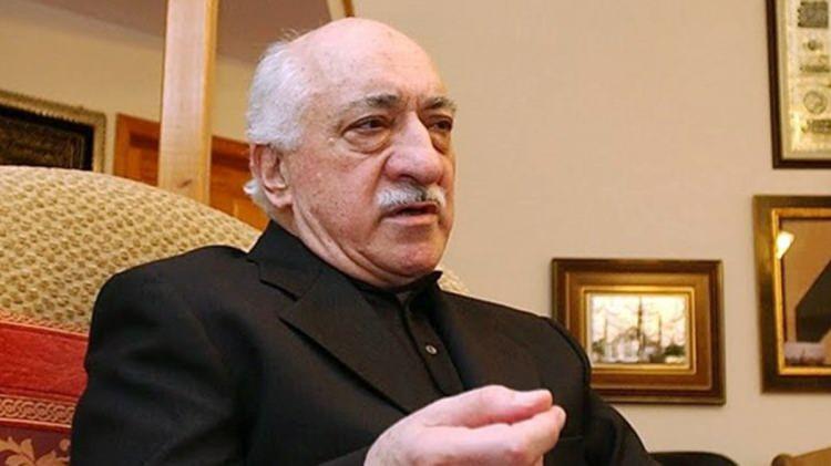 <p>FİTNE ÇIKARDI, FETÖ’YÜ SAVUNDU</p>
<p>Mushaf-ı şerif’in Hollanda’da yasaklanmasını isteyen Wilders, 2008’de İslam’a hakaret içeren “Fitne” isimli belgeseli hazırladı. FETÖ’nün 15 Temmuz 2016’daki darbe girişiminin başarısız olmasına dair Hollanda Parlamentosunda üzüntülerini dile getirdi ve Türkiye’nin NATO’dan çıkarılmasını istedi. Türkiye’deki 2023 seçimleri sonrasında Cumhurbaşkanı Erdoğan’a oy veren Hollandalı Türkleri tehdit etti ve “artık bavullarını toplayarak Türkiye’ye taşınmalarını istemesi” dikkati çeken bir başka husus oldu.</p>