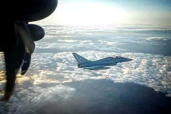 <p>Deniz Seviyesinde: Mach 1.25 (1530 km / s veya 950 mph)</p>

<p>Menzil: 2900 km (1,800 mil)</p>

<p>Servis Yarıçapı: 19812 m (65,000 ft [343] [344] )</p>

<p>Tırmanış: 315 m / s [345] (62.000 ft / dak [346] )</p>

<p>İtiş/Ağırlık Oranı: 1.15</p>

<p> </p>
