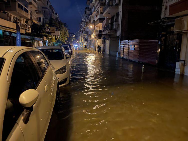 <p>Bazı vatandaşların ayakkabılarını çıkarıp yürüdükleri belirtildi.</p>
