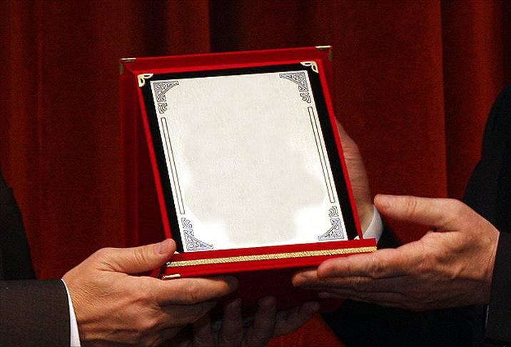 <p>Öte yandan Giresun Esnaf Odaları Birliği Başkanı Ali Kara, Hatice ve Yılmaz Özdemir çiftine duyarlı davranışlarından dolayı plaket verdi.</p>
<p> </p>