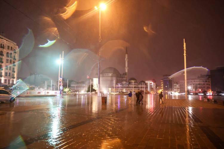 <p>Öte yandan vatandaşlar sokakta yürümekte güçlük çekti. </p>
