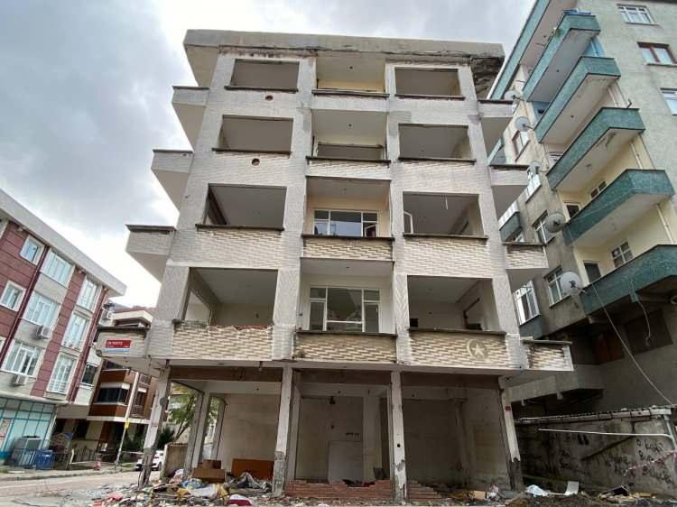 <p>İstanbul'un Küçükçekmece ilçesinde Gültepe Mahallesi'nde bulunan 5 katlı bina riskli olduğu gerekçesiyle yaklaşık 1 ay önce boşaltıldı. Kolonları patlayan kirişleri dökülen bina tehlike saçmaya başladı.</p>
