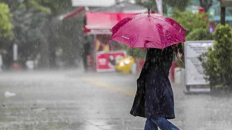 <p>İzmir'de Cumartesi şiddetli yağmur ve lodos var. İl genelinde sel tehlikesi bulunuyor. Bursa hafif yağmurlu, 20 derece. Antalya'da da yağış şiddetli.</p>
