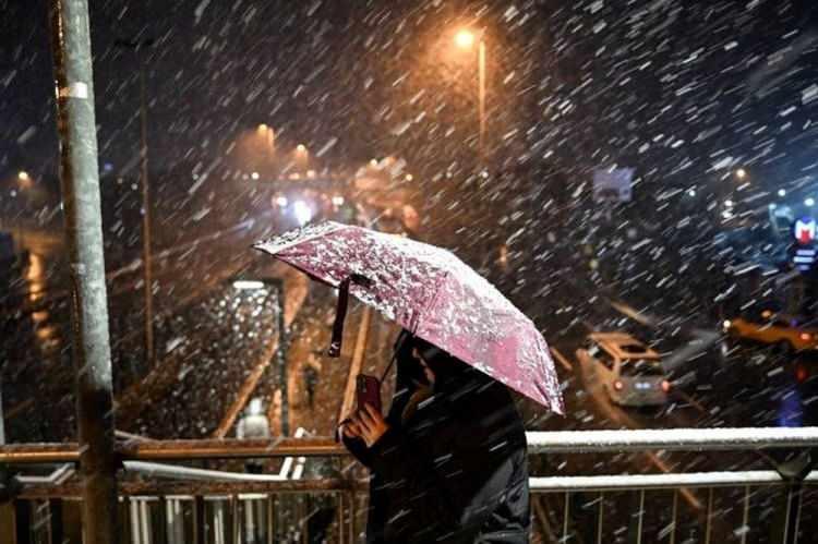 <p>Çalışkan, "Hafta sonu Bulgaristan'da çok yoğun bir kar yağışı olacak ve bu yağış Türkiye'ye gelecek." ifadeleriye pazar günü beklenen fırtınaya karşı uyarıda bulundu. </p>
<p> </p>