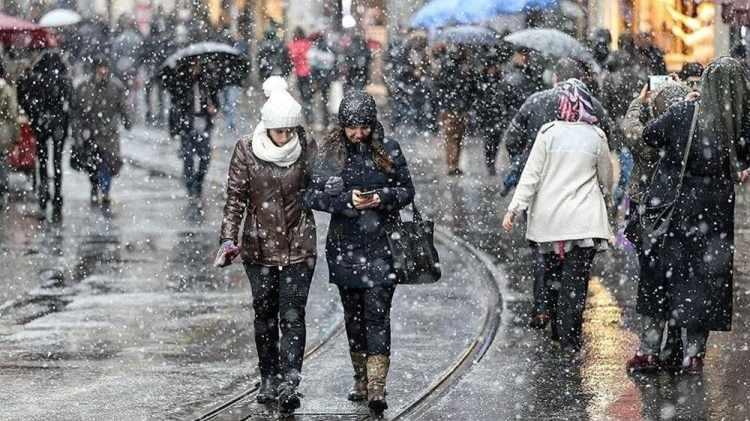 <p><strong>İSTANBUL'A KAR GELİYOR</strong><br />
Önce şiddetli yağmur ardından rüzgar ve kar. </p>
<p>İstanbul'da cumartesi gece saatlerinden itibaren karayel güçlenerek fırtınaya dönüşecek. Fırtınanın hızı 100 kilometreye çıkabilir." diyen Dilek Çalışkan, "Cumartesi gecesi çok şiddetli yağışla beraber İstanbul ve Trakya bölgesinde sel tehlikesi bulunuyor." bilgisini verdi.</p>