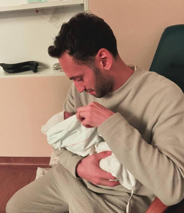 <p>Hakan Çalhanoğlu, Minik <strong>Asil Can</strong> ile ilk pozunu paylaştı. Ünlü futbolcu, paylaşımının altına nazar boncuğu emojisi eklemeyi de ihmal etmedi.</p>