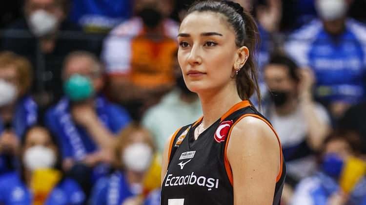 <p>Sanığın iyileşinceye kadar yüksek güvenlikli sağlık kurumlarında koruma ve tedavi altına alınmasına karar verilen davaya ilişkin Türkiye Voleybol Federasyonu avukatı, <em><strong>"Hande Baladın'ın bulunduğu durum, üstlendiği görev ve ait olduğu camia birlikte değerlendirildiğinde, federasyon olarak mevcut olaydan biz de doğrudan zarar görmüş durumdayız. Bu nedenle davaya katılma talebimizin kabulüne karar verilsin"</strong></em> dedi.</p>