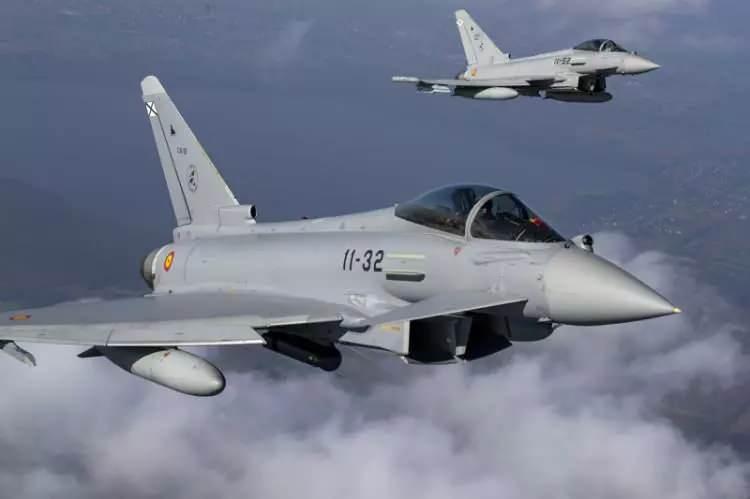 <p><strong>EUROFIGHTER SAVAŞ UÇAĞI ÖZELLİKLERİ</strong></p>
<p><strong></strong></p>
<p>Uzunluk: 15.96 m (52.4 ft)</p>
<p>Mürettebat: 1 (2)</p>
<p>Kanat Açıklığı: 10.95 m (35.9 ft)</p>
<p>Kanat Açıklığı: 5.28 m (17.3 ft)</p>
<p>Kanat Alanı: 51.2 m²</p>
