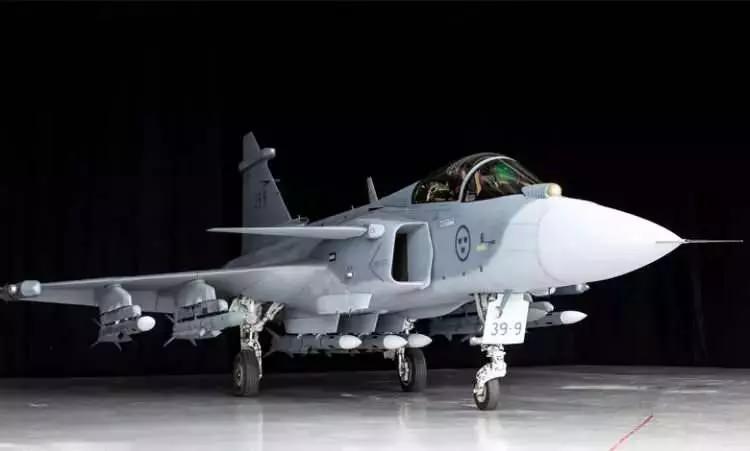 <p><strong>Maksimum hız :</strong></p>
<p>Yüksek İrtifada: (2495 km / s veya 1550 mil)</p>
<p>Deniz Seviyesinde: Mach 1.25 (1530 km / s veya 950 mph)</p>