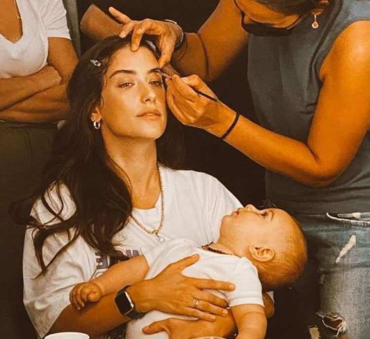 <p>Eşi Ali Atay'ın bu durumlara pek inanmadığını da belirten Hazal Kaya şu ifadeleri kullandı;</p>
<p><strong>Sirkeyle yıkanıp temizlik yaparım. Adaçayı yakarım, astroloğuma sormadan bir şey yapmam, imza atmam. Çörek otu yakarım.</strong></p>