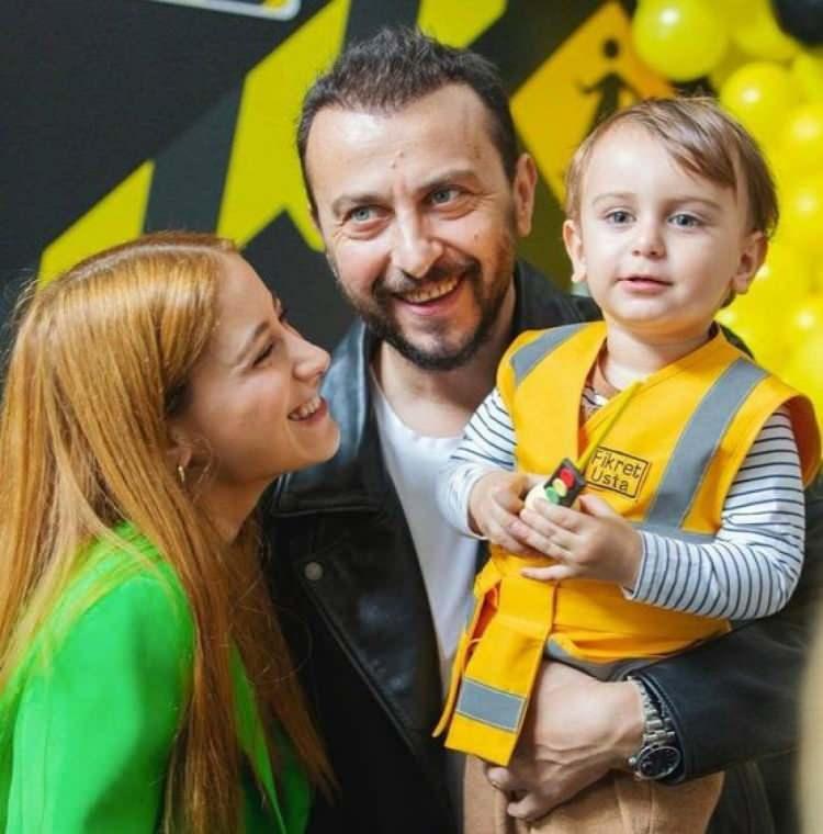 <p>"Sancım varken 'Merkür retroda doğan çocuklara ne oluyormuş?' dedim"</p>
<p> </p>
<p>Fiko'nun doğumu Merkür retrosuna denk geldi, o kadar komik ki sancım var, 'Merkür retroda doğan çocuklara ne oluyormuş?' dedim.</p>
<p>"Ali "biliyorsun öyle bir şey yok, gerçek değil' diyor"</p>
<p>Ali de ne zaman Venüs desem, 'Biliyorsun öyle bir şey yok, gerçek değil' diyor. Bilimsel açıklamalar yapıyor bana.</p>