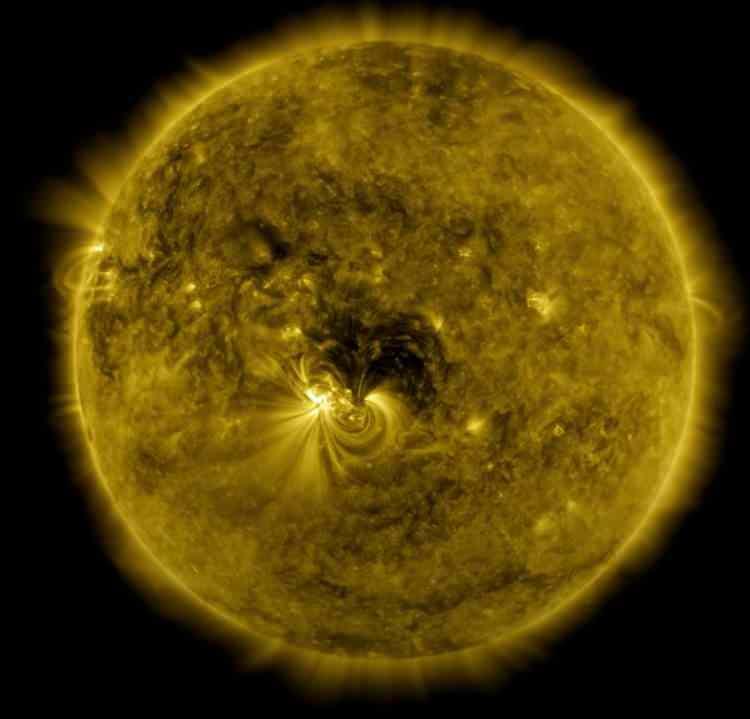 <p>Çarpıcı manzara, bir Güneş lekesinin 40 bin kilometre üzerinde ortaya çıktı. Güneş'te manyetik kuvvetin çok yoğun olduğu ve bir miktar ısının yıldızın yüzeyine ulaşmasının engellendiği bölgelere Güneş lekesi adı veriliyor.</p>
