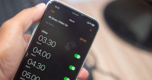 <p> Durdurulana kadar devam eden diğer alarmların aksine alarmın bir kez çaldığını söyledi. Ayrıca telefonu sessizdeyken de çalmadığını, sadece bir bildirim olarak ortaya çıktığını söyledi.</p>
<p> </p>