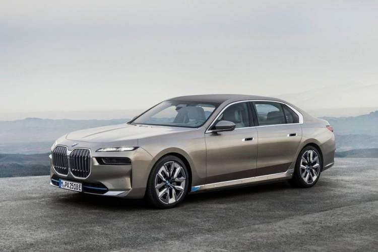 <p>Yeni BMW i7 xDrive60 Sedan - Pure Excellence -Otomatik - Elektrik - 544 bg - 8.846.800 TL</p>
<p>- Yeni BMW i7 xDrive60 Sedan M Excellence - 9.111.400 TL</p>