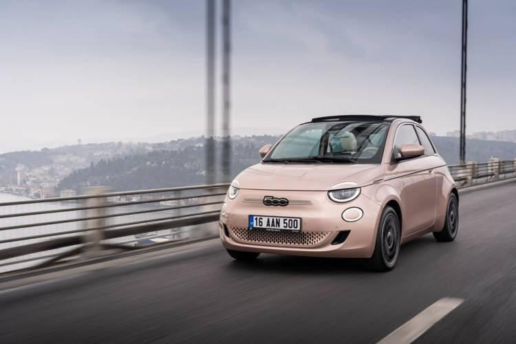 <p><strong>FİAT</strong></p>

<p> </p>

<p>500e La Prima by Bocelli HB - 87kW / 118HP - 42 kWh - Otomatik- 1.347.900 TL<br />
<br />
- 500e La Prima by Bocelli 3+1 - 87kW / 118HP - 42kWh - Otomatik - 1.379.900 TL</p>

<p>- 500e La Prima by Bocelli Cabrio - 87kW / 118HP - 42kWh - Otomatik - 1.411.900 TL</p>
