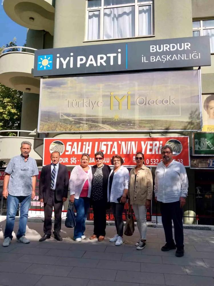 <p>6 ekim: İYİ Parti Burdur İl ve Merkez İlçe Başkanlığında aralarında il ve merkez ilçe yönetim kurulu üyeleri de bulunan 15 kişi partilerinden ve görevlerinden istifa ettiklerini duyurdu. </p>

<p> </p>
