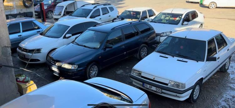 <p>Oto yıkamacılarda uzun kuyruklar oluştu.</p>