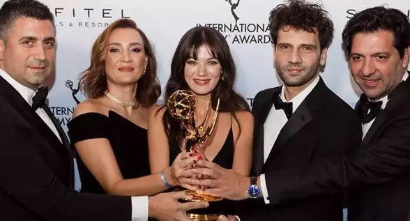 <p>Kanal D ekranlarında yayınlanan &uuml;&ccedil; sezondur hem T&uuml;rkiye&rsquo;de hem de yurtdışında b&uuml;y&uuml;k beğeni toplayan Yargı dizisi ekibinden yapımcı Kerem &Ccedil;atay, y&ouml;netmen Ali Bilgin, senarist Sema Ergenekon ve başrol oyuncuları Kaan Urgancıoğlu ile Pınar Deniz, &ouml;d&uuml;l t&ouml;reninde yer alan isimlerdi.&nbsp;</p>
