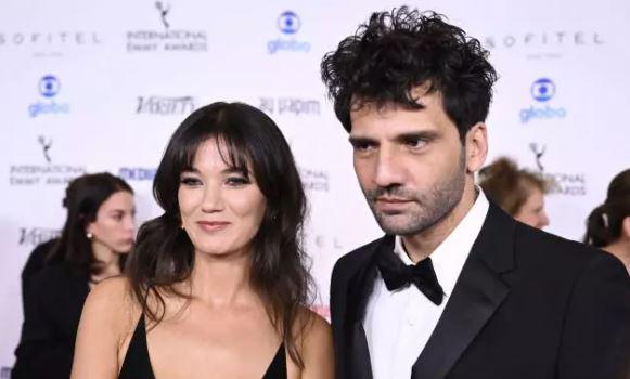 <p>&Ouml;d&uuml;l ile verdikleri pozlar ile kısa s&uuml;re i&ccedil;erisinde g&uuml;ndem olan Yargı dizisi ekibi, aynı zamanda &ouml;d&uuml;l t&ouml;reninde tercih ettikleri kıyafetlerle de &ccedil;ok konuşuldu. &Ouml;zellikle t&ouml;rene katılan &uuml;nl&uuml; oyuncu&nbsp;Kaan&nbsp;Urgancıoğlu, dağınık sa&ccedil;lı imajıyla takip&ccedil;ilerinin diline d&uuml;şt&uuml;.</p>
