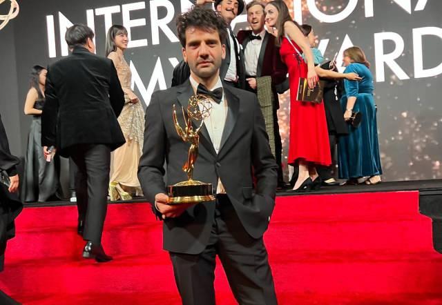 <p><strong>ADETA YORUM YAĞMURUNA TUTULDU!</strong></p>

<p>T&ouml;rende siyah takım elbise giymeyi tercih eden&nbsp;Kaan&nbsp;Urgancıoğlu'nun dağınık sa&ccedil;ları sosyal medyada dikkat &ccedil;ekti. Hızla yayılan t&ouml;ren fotoğraflarıyla sosyal medyanın g&uuml;ndemine d&uuml;şen&nbsp;Kaan&nbsp;Urgancıoğlu'na sosyal medyadan adeta yorum yağdı.<strong>​</strong></p>
