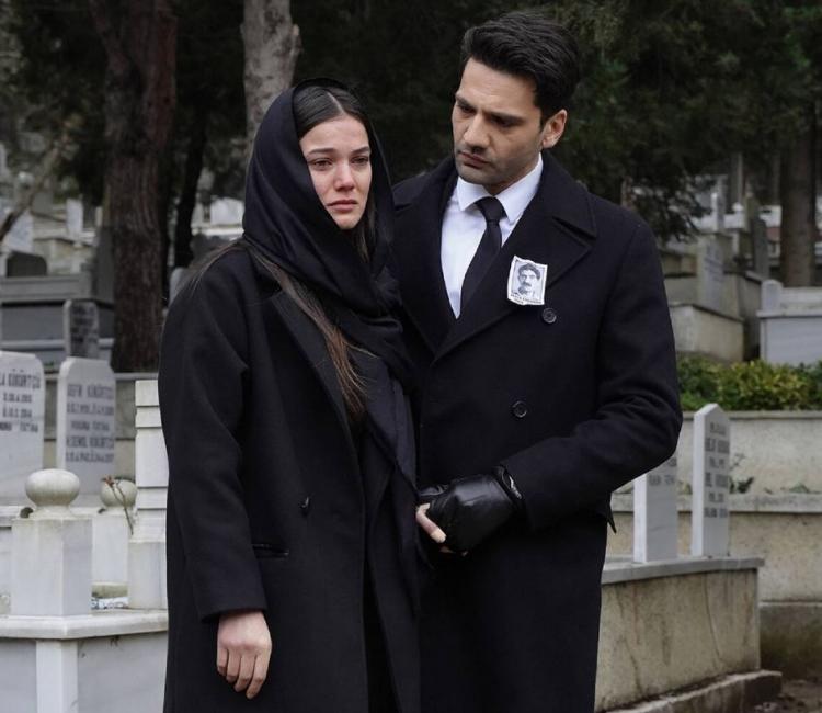 <p>&Ouml;te yandan başarılı oyuncu, yer aldığı iki farklı diziyle Emmy &ouml;d&uuml;l&uuml; alan ilk T&uuml;rk oyuncu oldu. Kaan Urgancıoğlu'nun başrol olduğu <strong>Kara Sevda</strong> dizisi, <strong>2017 </strong>yılında da <strong>Uluslararası Emmy &Ouml;d&uuml;lleri</strong>'ne layık g&ouml;r&uuml;lm&uuml;şt&uuml;.</p>
