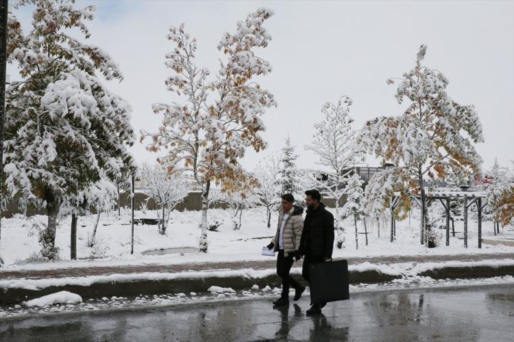 <p>Ağrı, Kars, Ardahan, Van, Erzurum, Bitlis, Hakkari ve Karadeniz’de Kastamonu’da kar yaşamı olumsuz etkiliyor.​</p>
