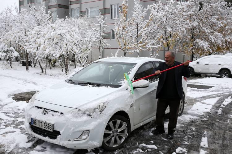 <p>Bitlis'te kar yağışı ve soğuk hava etkili oldu.</p>
