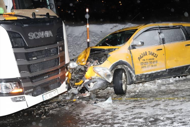 <p>Kars'ta kar yağışı nedeniyle kayganlaşan yolda taksinin tırla çarpışması sonucu 1 kişi öldü, 3 kişi yaralandı.</p>
