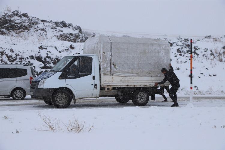 <p>Doğu Anadolu'da etkili olan kar yağışı ve tipi nedeniyle Kars ve Ardahan'daki bazı yollarda mahsur kalan 38 araç, ekiplerin çalışmasıyla kurtarıldı.</p>
